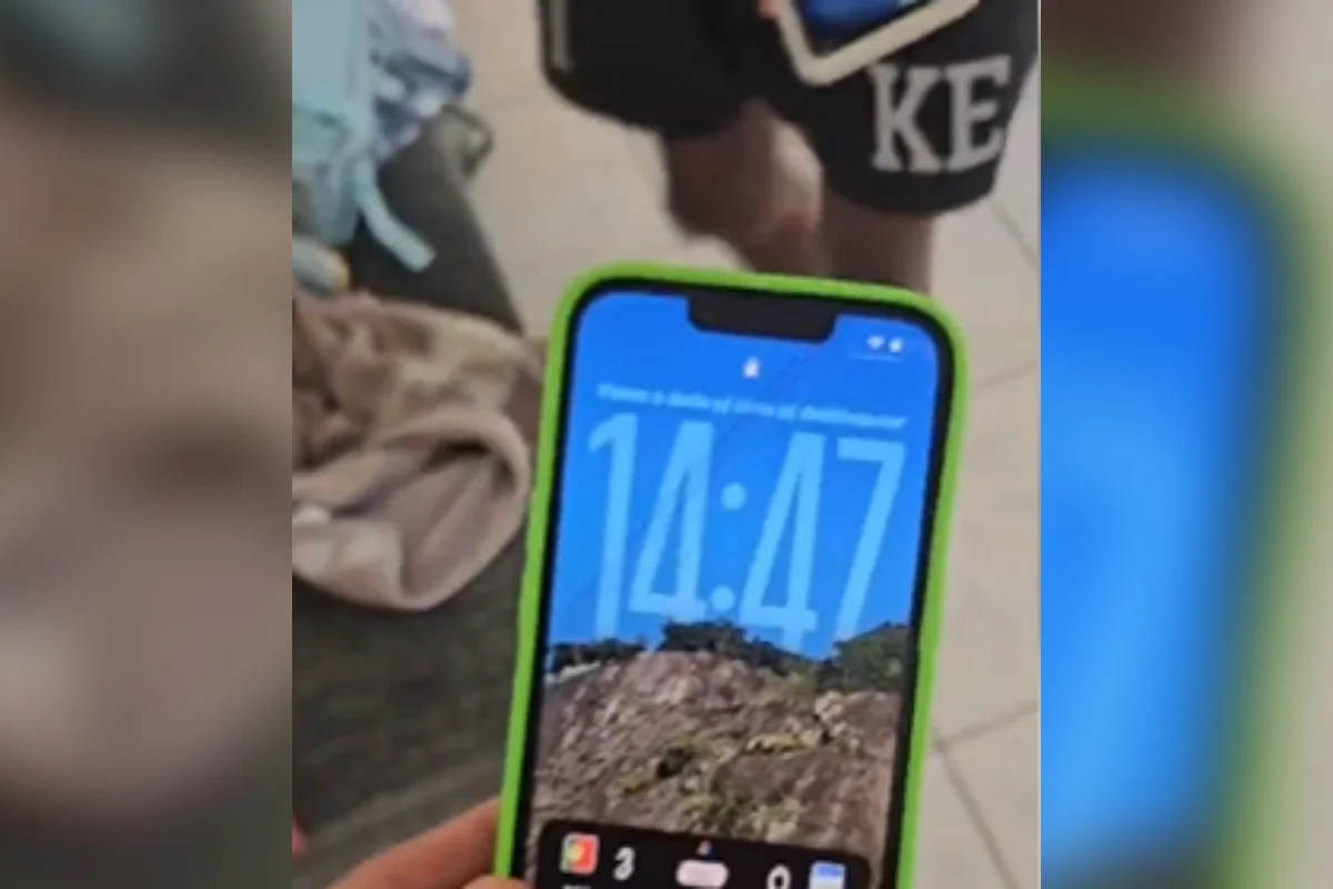 iPhone sobre uma superfície