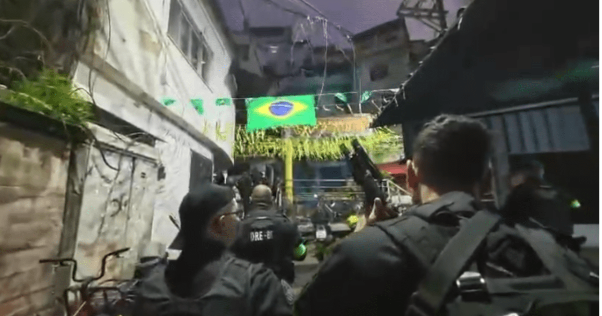 Helicóptero da Polícia Civil sobrevoa a comunidade Dona Marta, em Botafogo