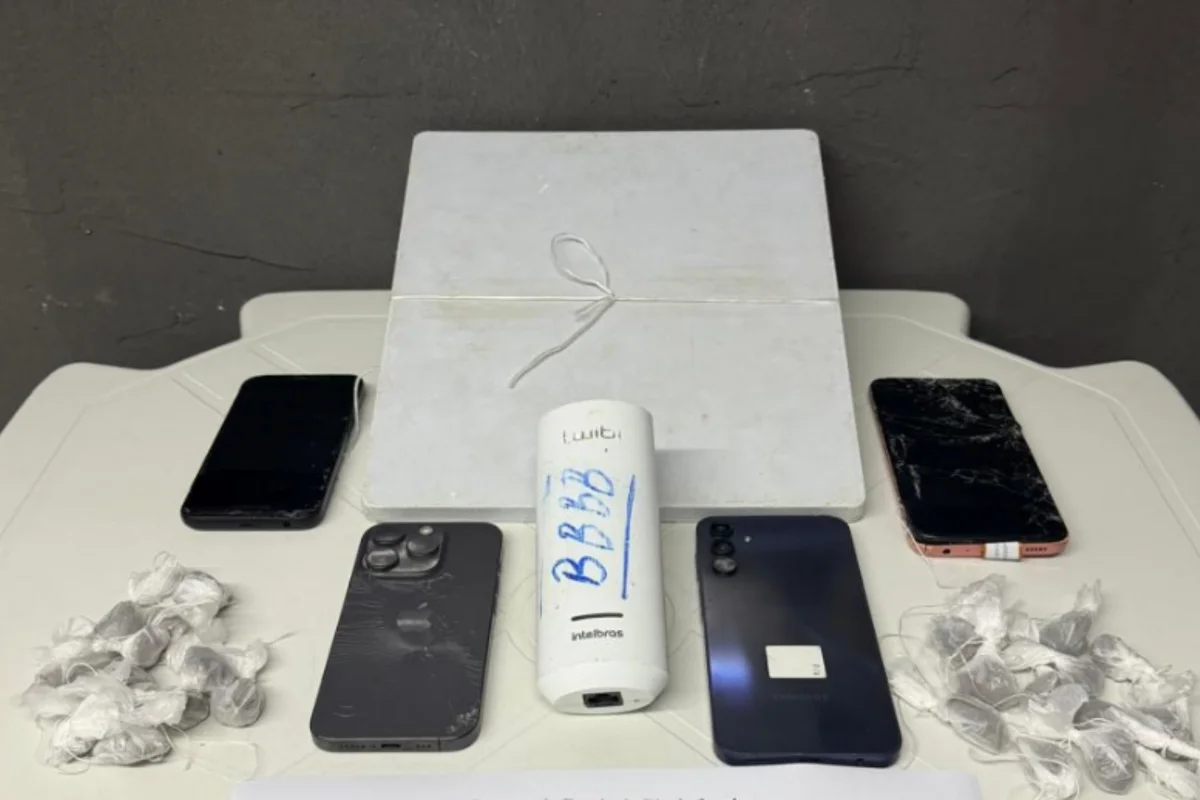 Antena Starlink, roteador e celulares apreendidos em presídio de Bangu