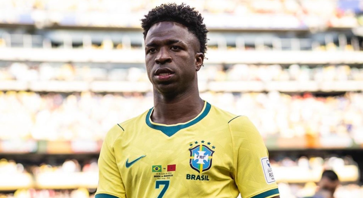 Vini Jr. com a camisa da seleção brasileira durante partida