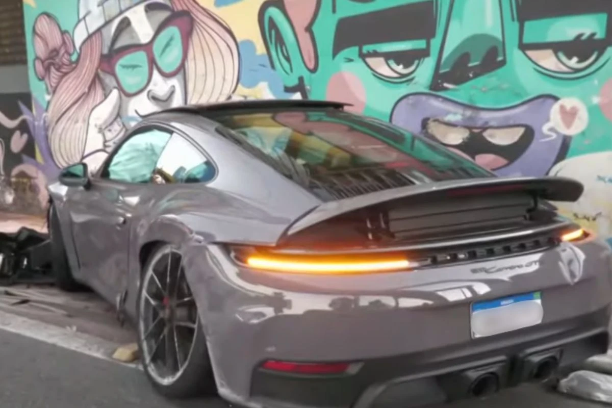 Carro esportivo acidentado em São Paulo