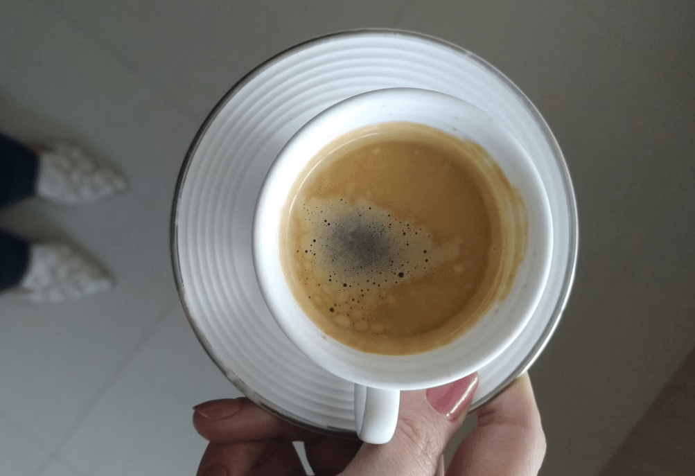 Xícara de café sobre uma mesa