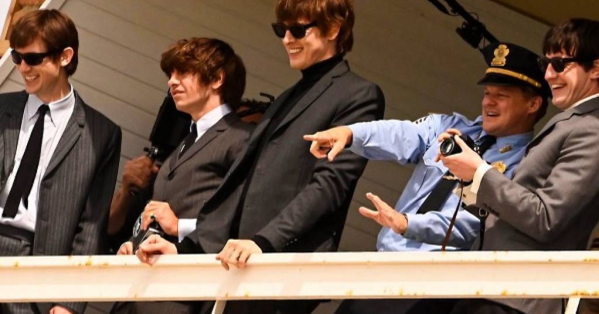 Atores caracterizados como integrantes dos Beatles durante filmagem