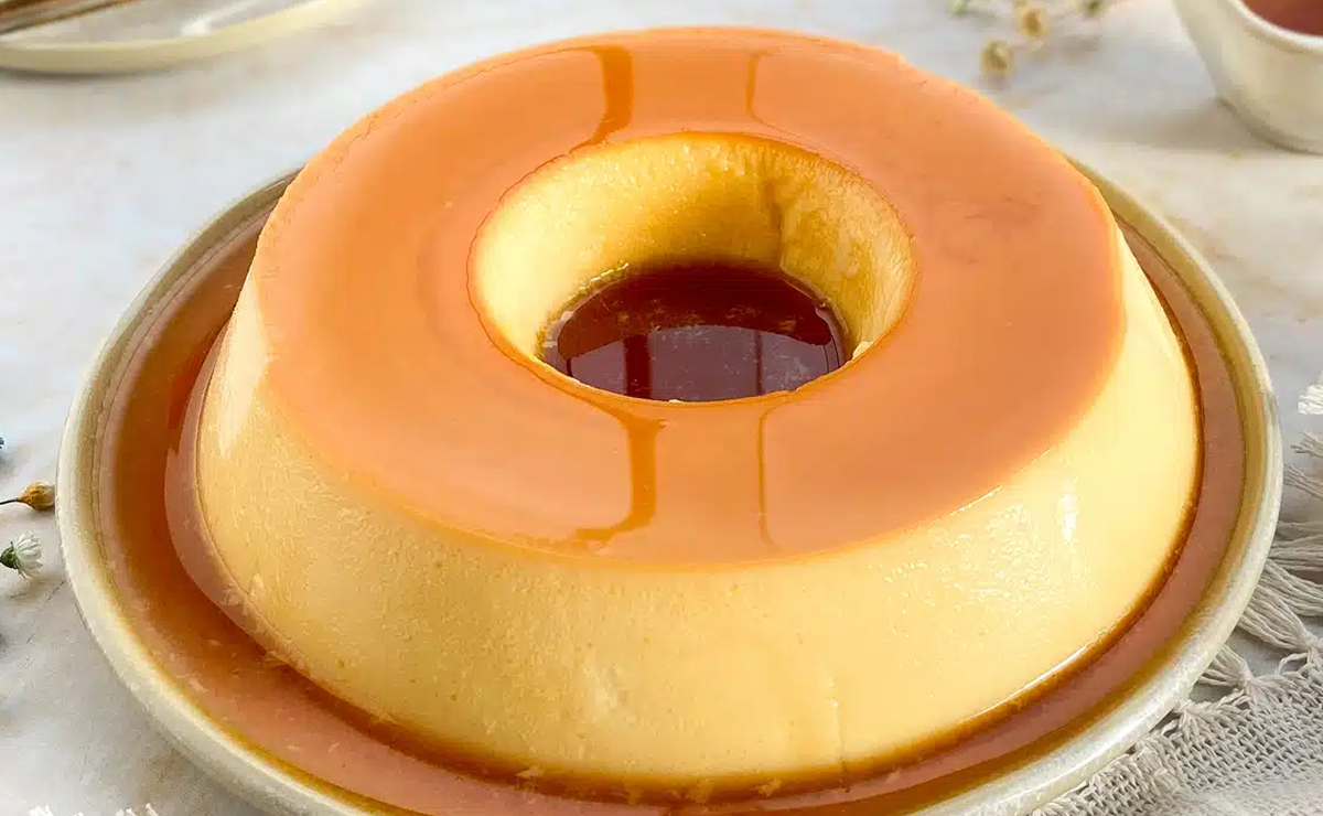 Pudim de leite com calda de caramelo