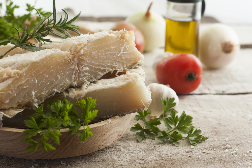 Bacalhau desfiado com cebola, azeitonas e azeite