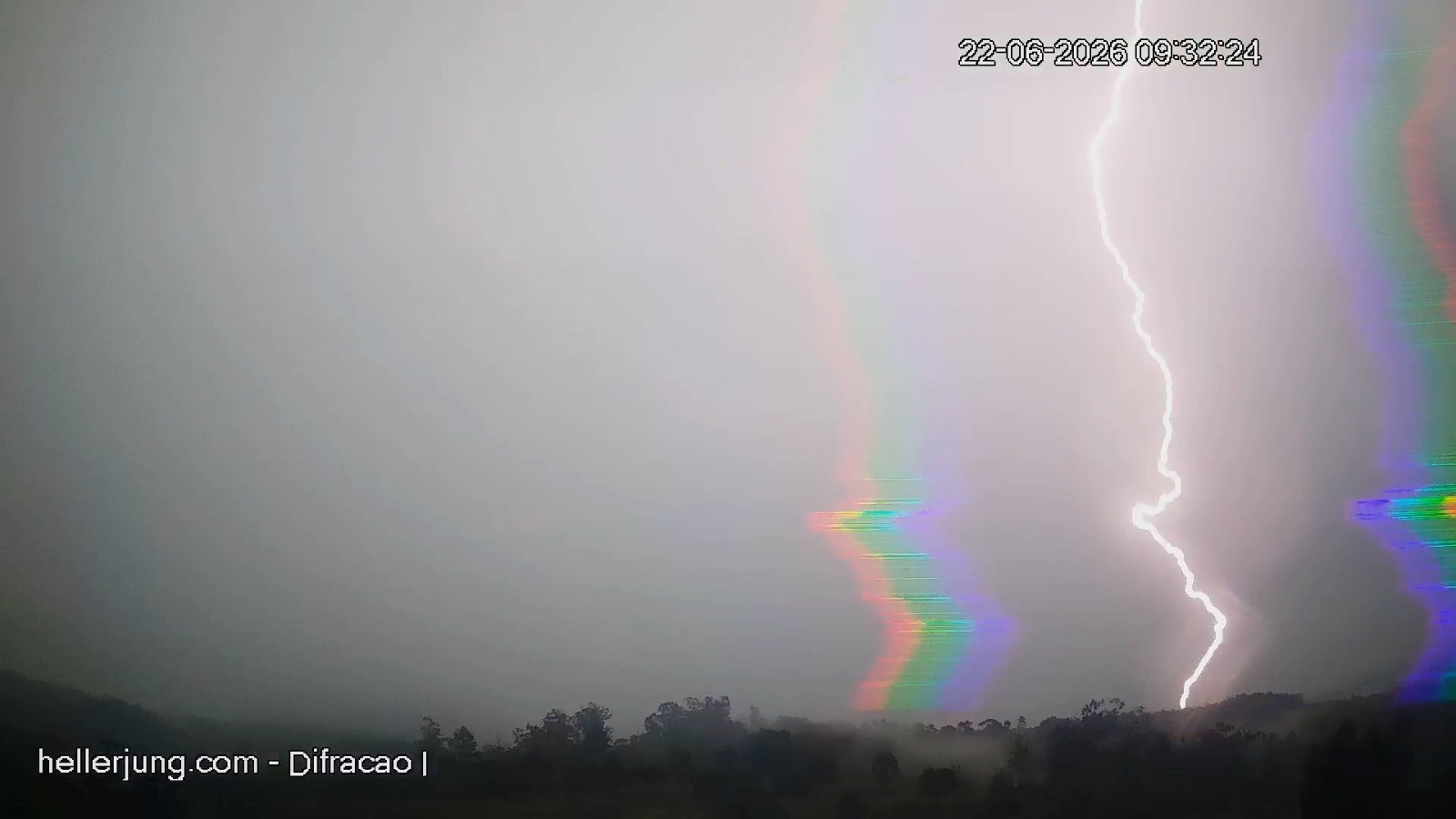 Raio com cores no céu de Taquara, no Rio Grande do Sul