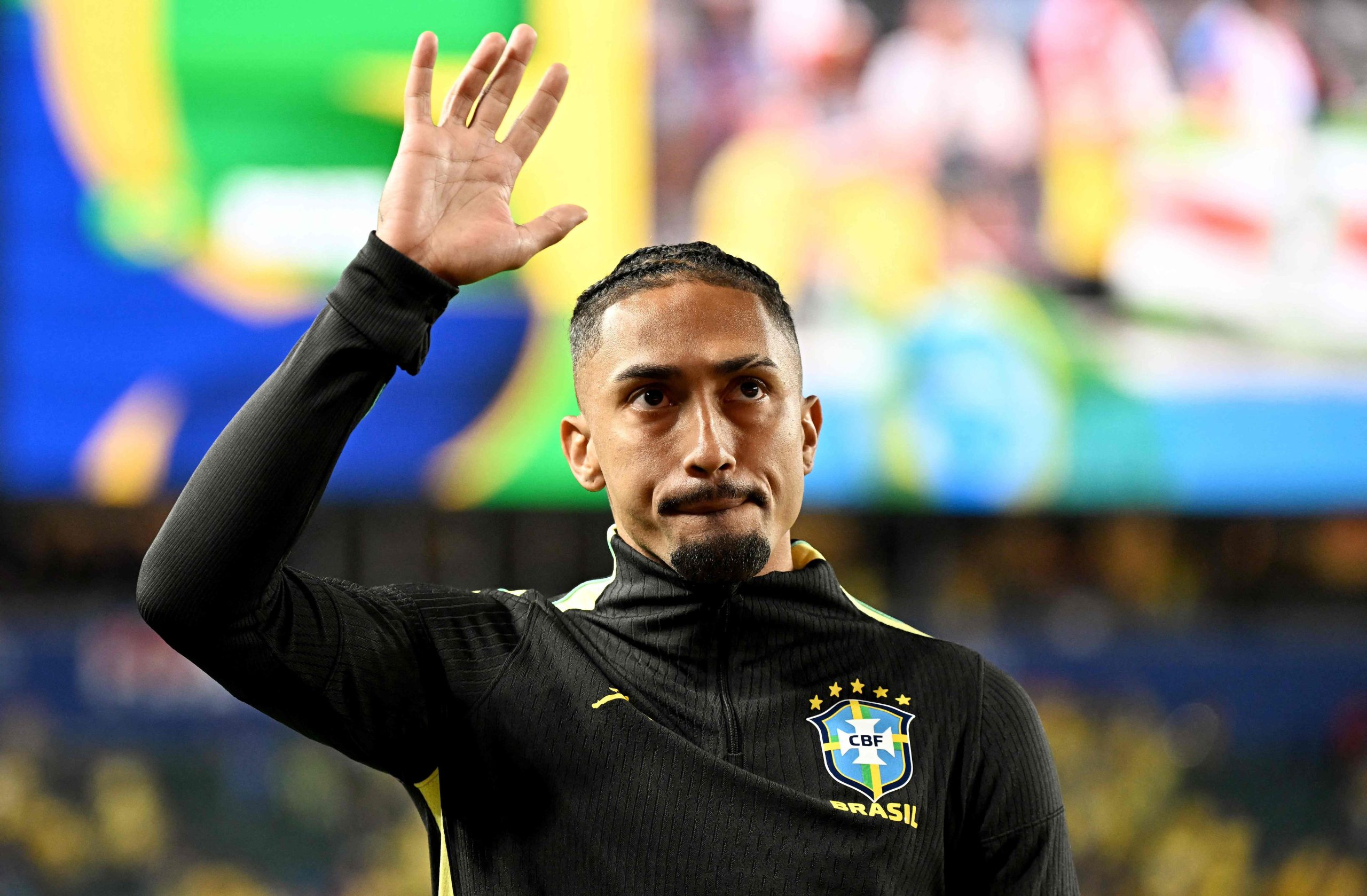 Raphinha com a camisa da seleção brasileira