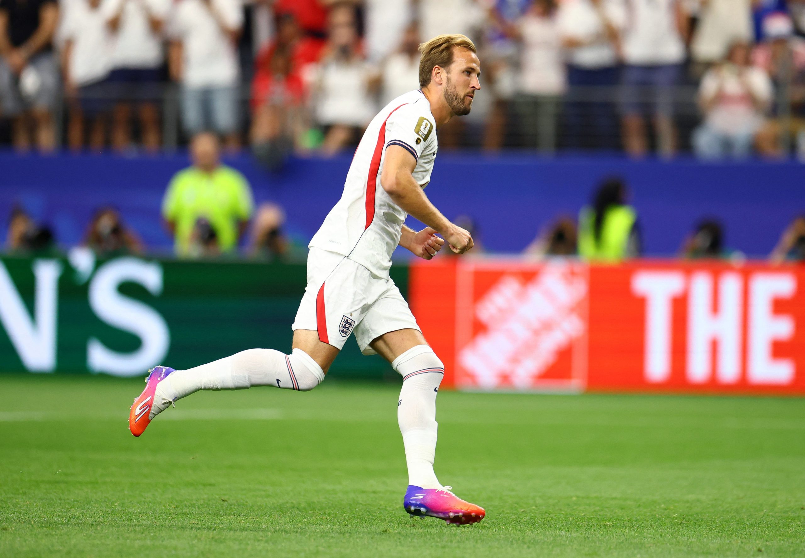 Harry Kane comemora gol pela Inglaterra