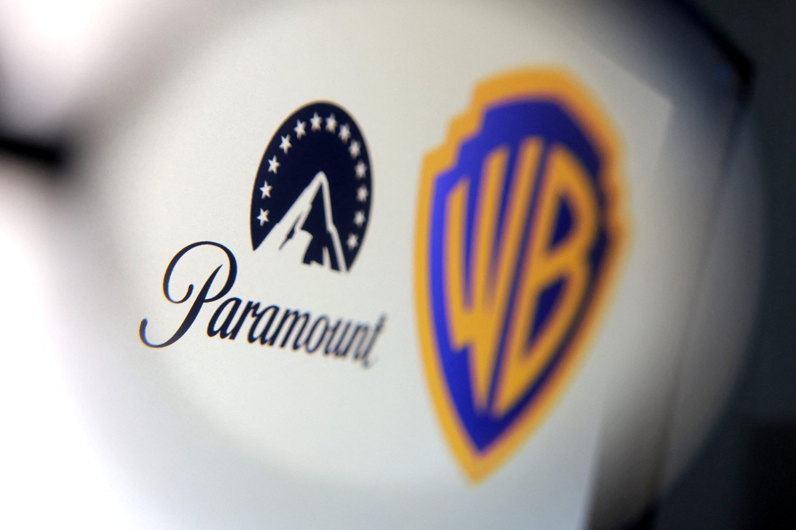 Logotipos da Paramount e da Warner Bros