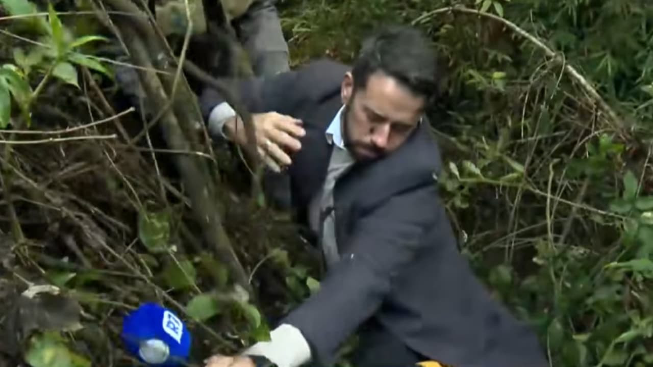 Dionísio Freitas durante entrada ao vivo do Cidade Alerta em área de mata