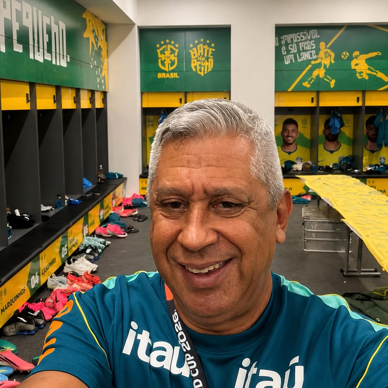 Manoel Carvalho de Sousa ao lado de Neymar no vestiário da seleção brasileira