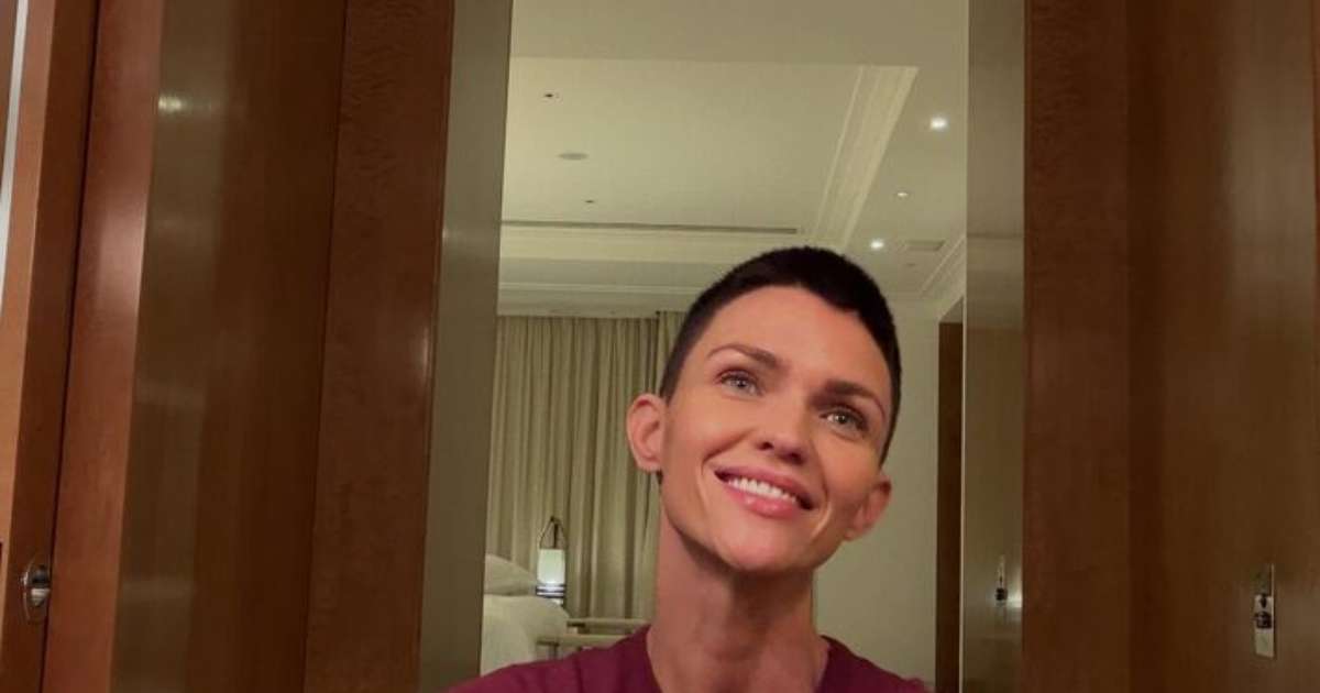 Ruby Rose na área da piscina de casa