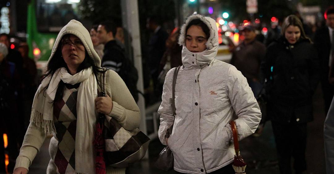 Pedestres com roupas de frio na Avenida Paulista, em São Paulo