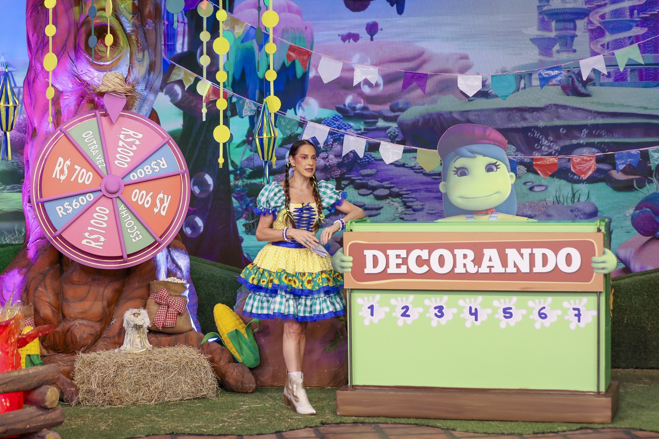 Silvia Abravanel ao lado dos personagens Flora e Lilo