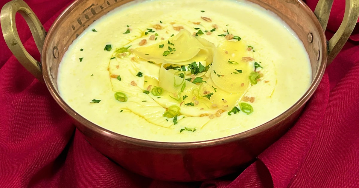 Sopa de mandioca servida em recipiente