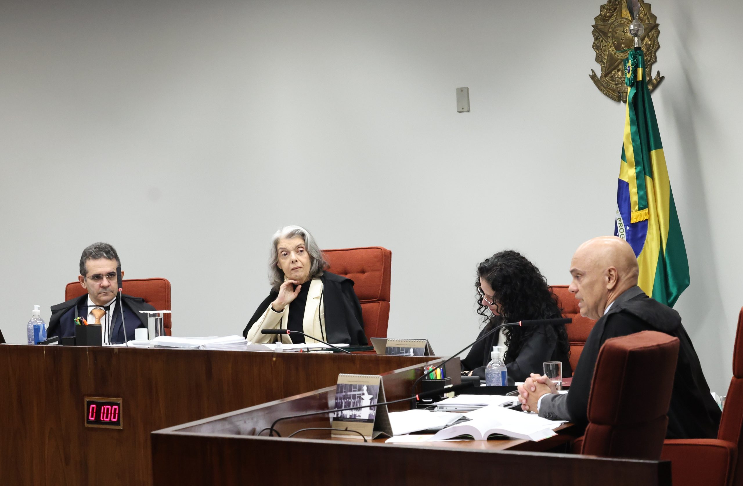 Cármen Lúcia em sessão plenária do STF