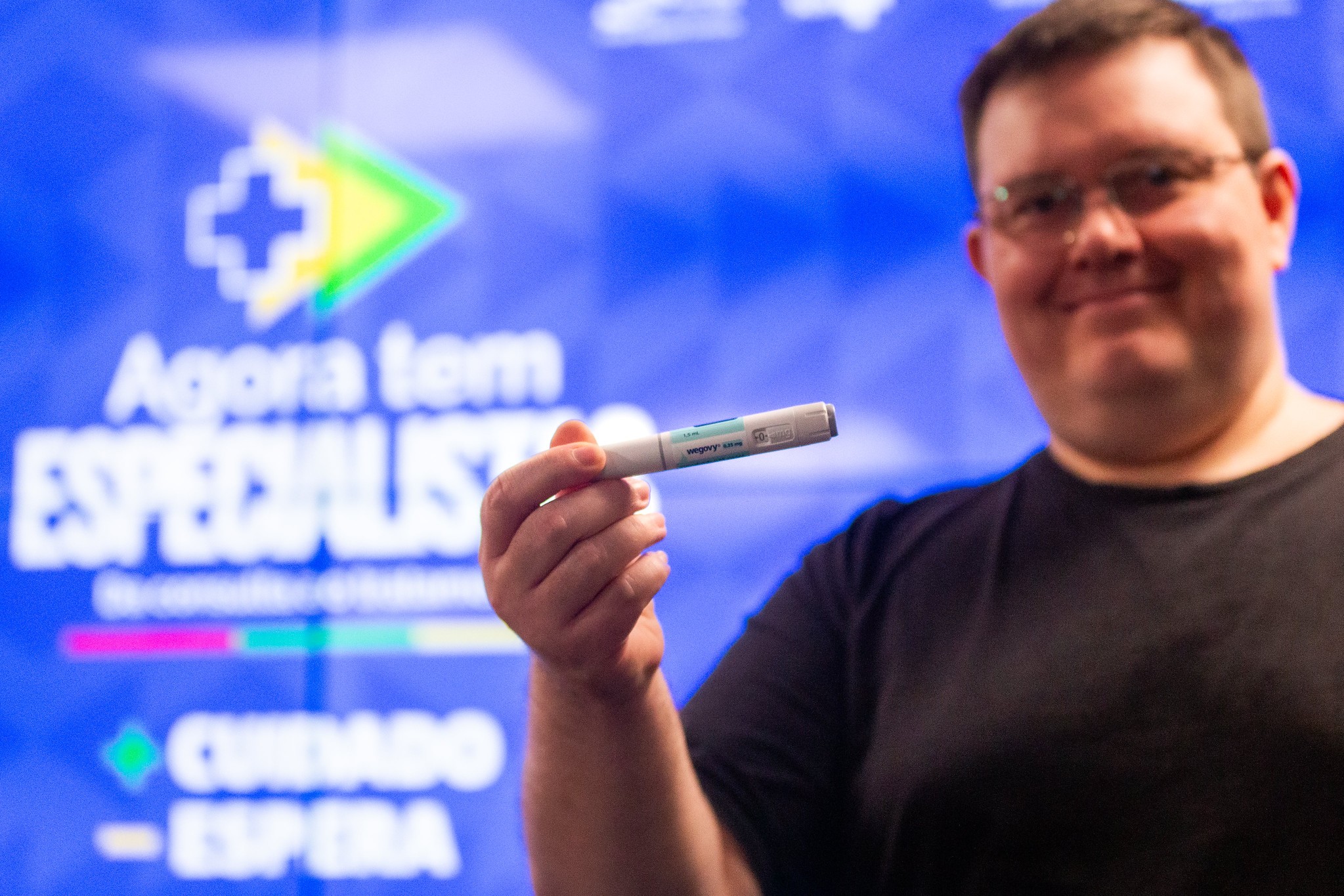 Guilherme Henrique Panichi com caneta de semaglutida ao lado de Alexandre Padilha