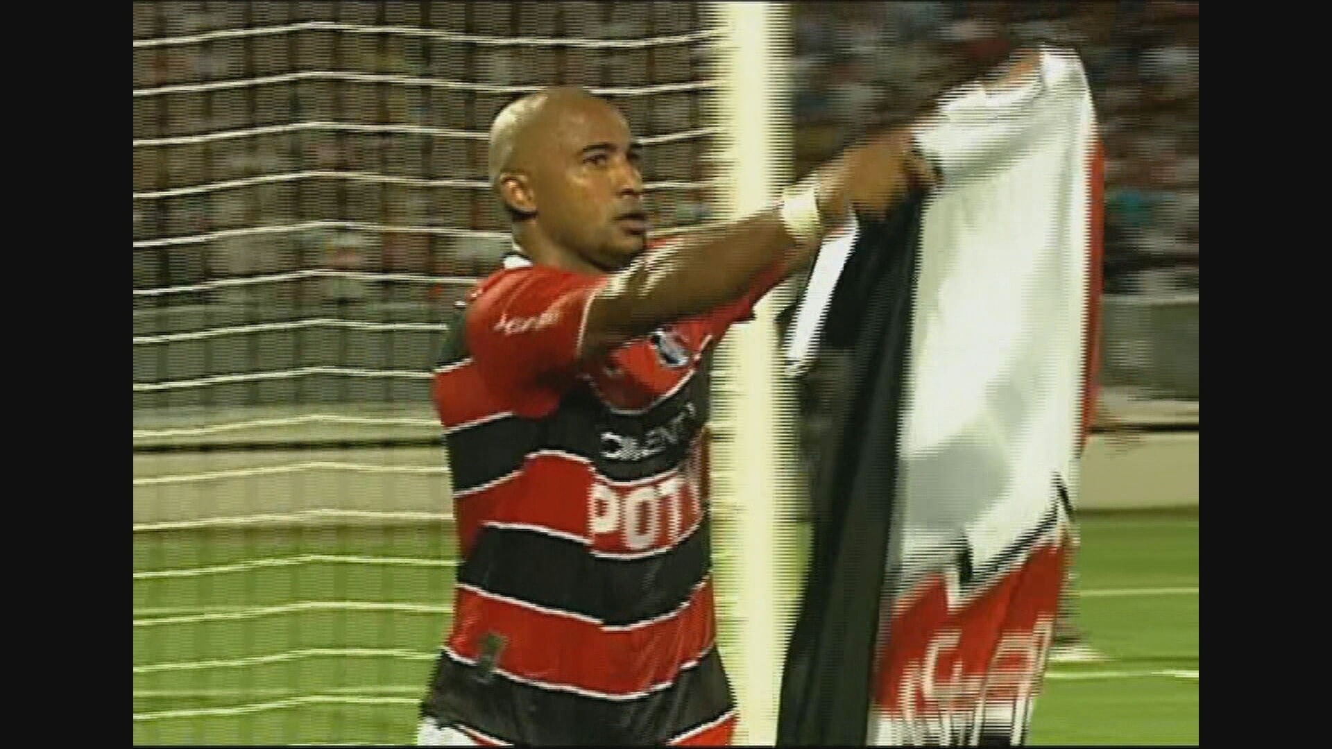Brasão comemora gol pelo Santa Cruz