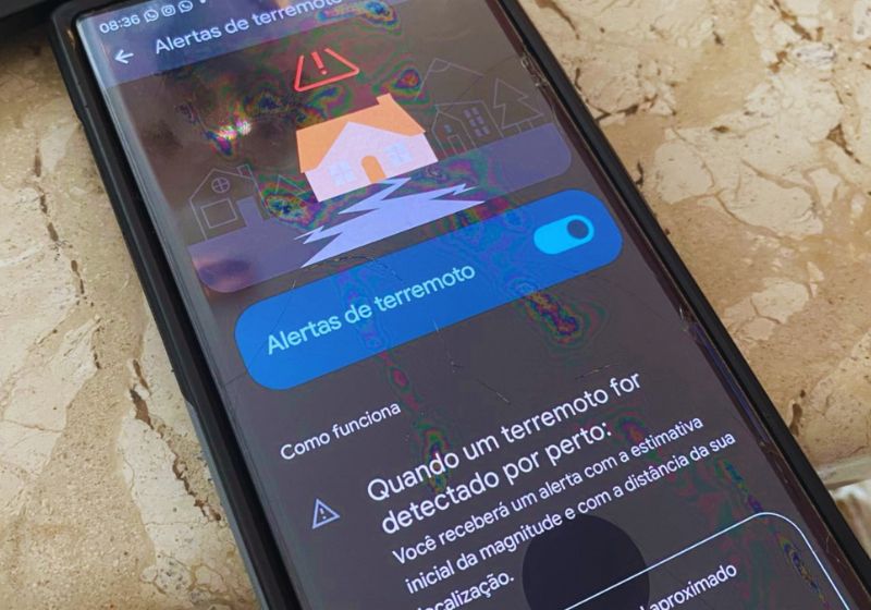 Celular com alerta sísmico na tela