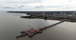 Orla de Macapá com píer sobre águas calmas e cidade ao fundo