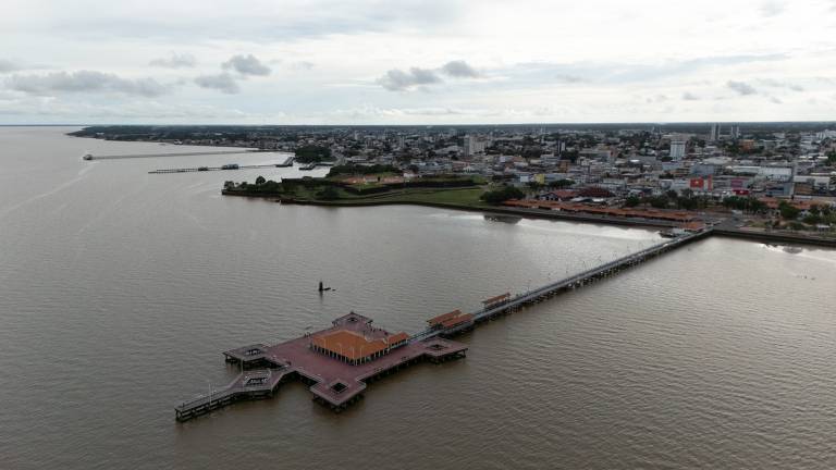 Orla de Macapá com píer sobre águas calmas e cidade ao fundo