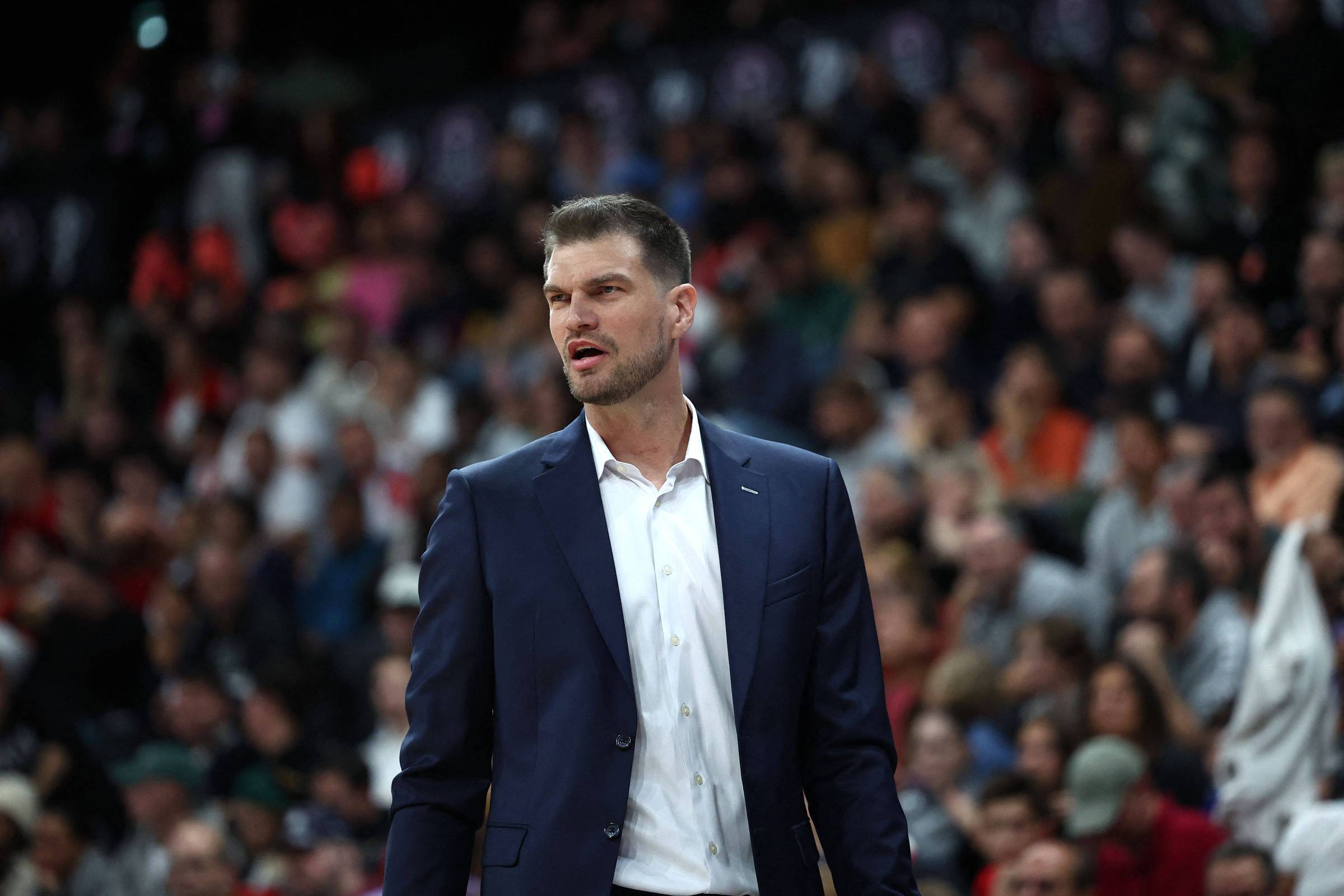 Tiago Splitter à beira da quadra durante jogo do Paris Basketball pela Euroliga