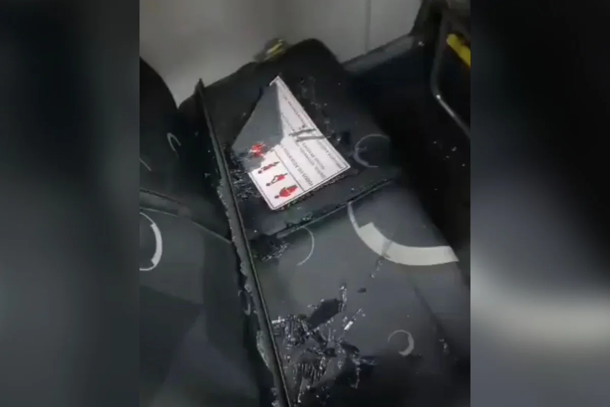 Janela de ônibus atingida por disparo em Vigário Geral