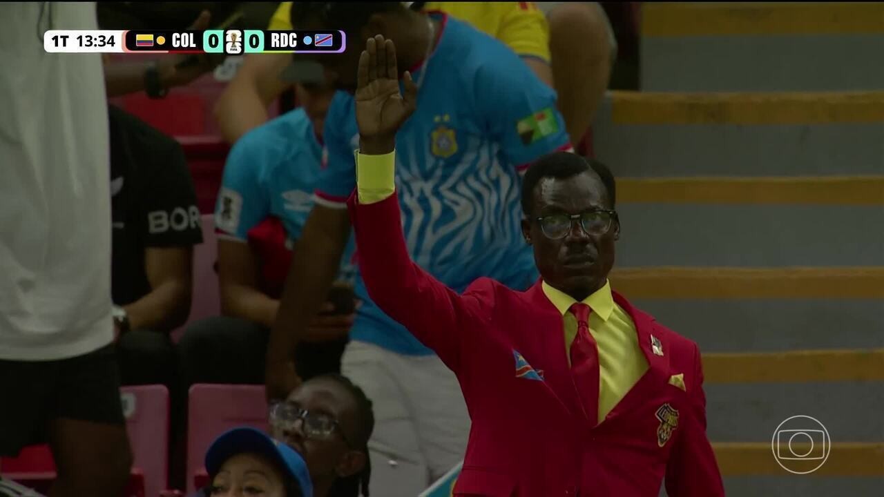 Michel Nkuka Mboladinga na arquibancada com homenagem a Patrice Lumumba