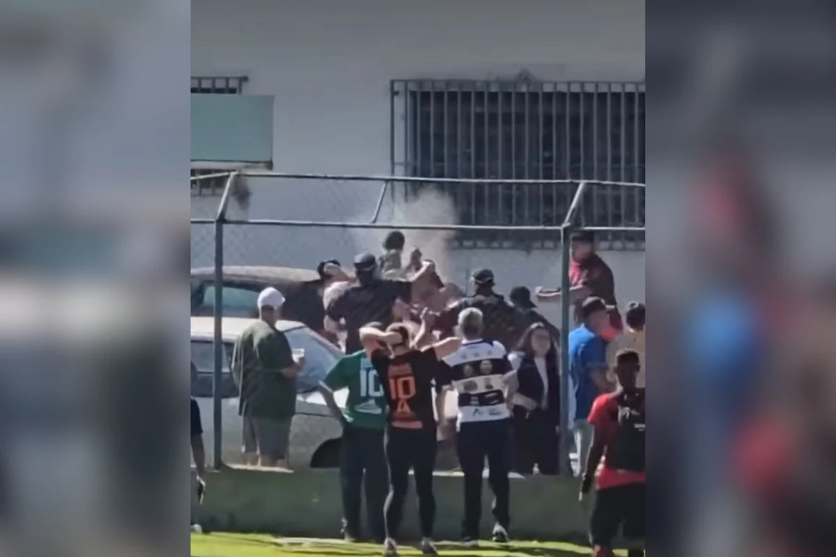 Torcedores em briga generalizada em estádio de futebol