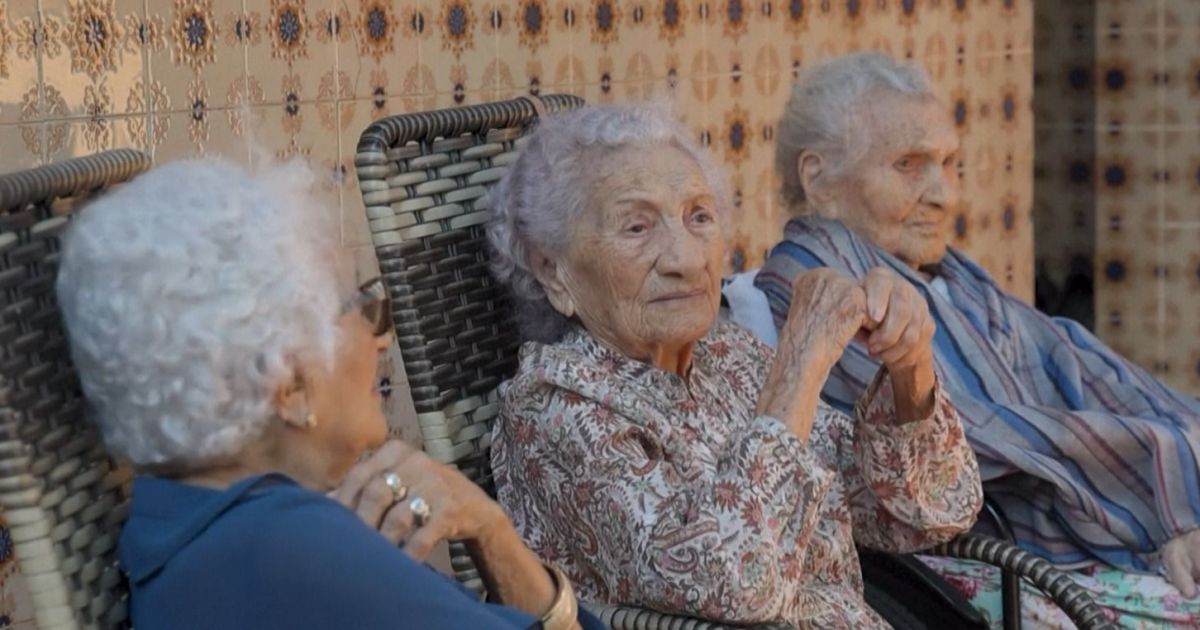 Três irmãs brasileiras centenárias sentadas lado a lado