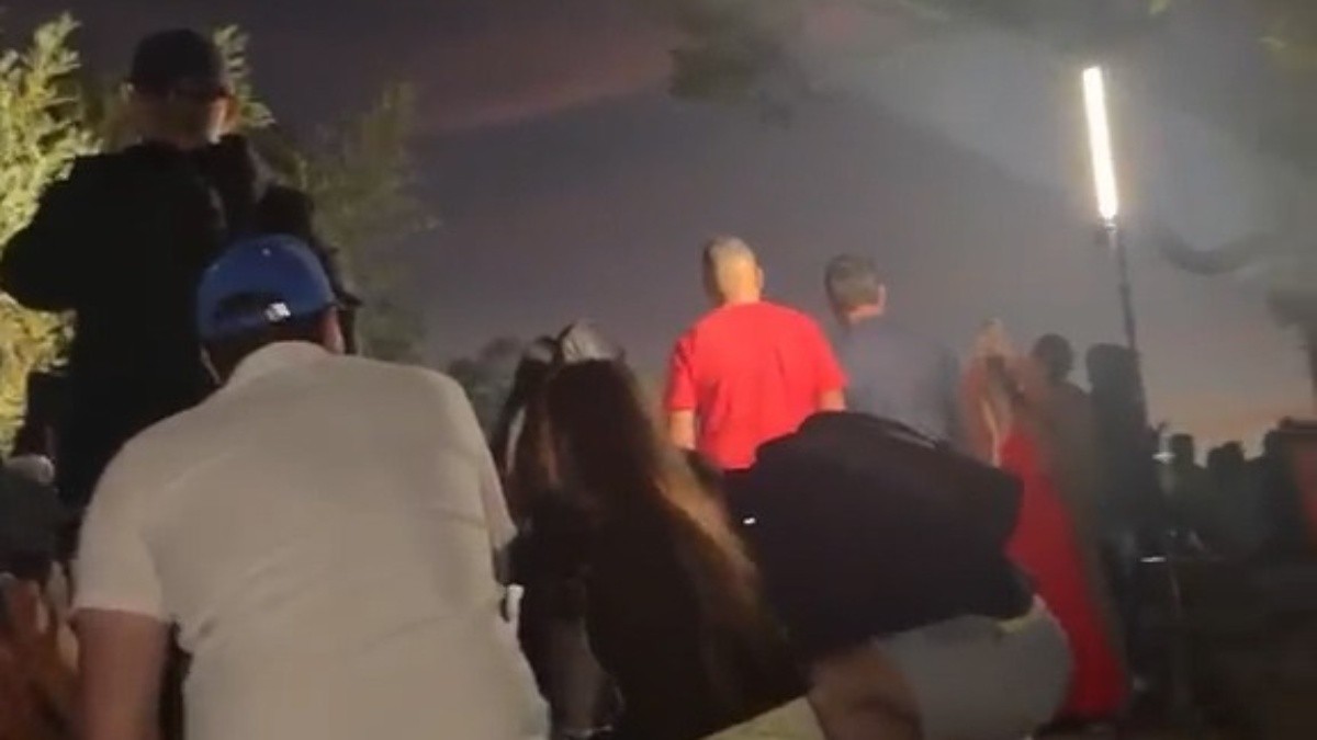 Turistas deitados no chão do Mirante Dona Marta durante tiroteio