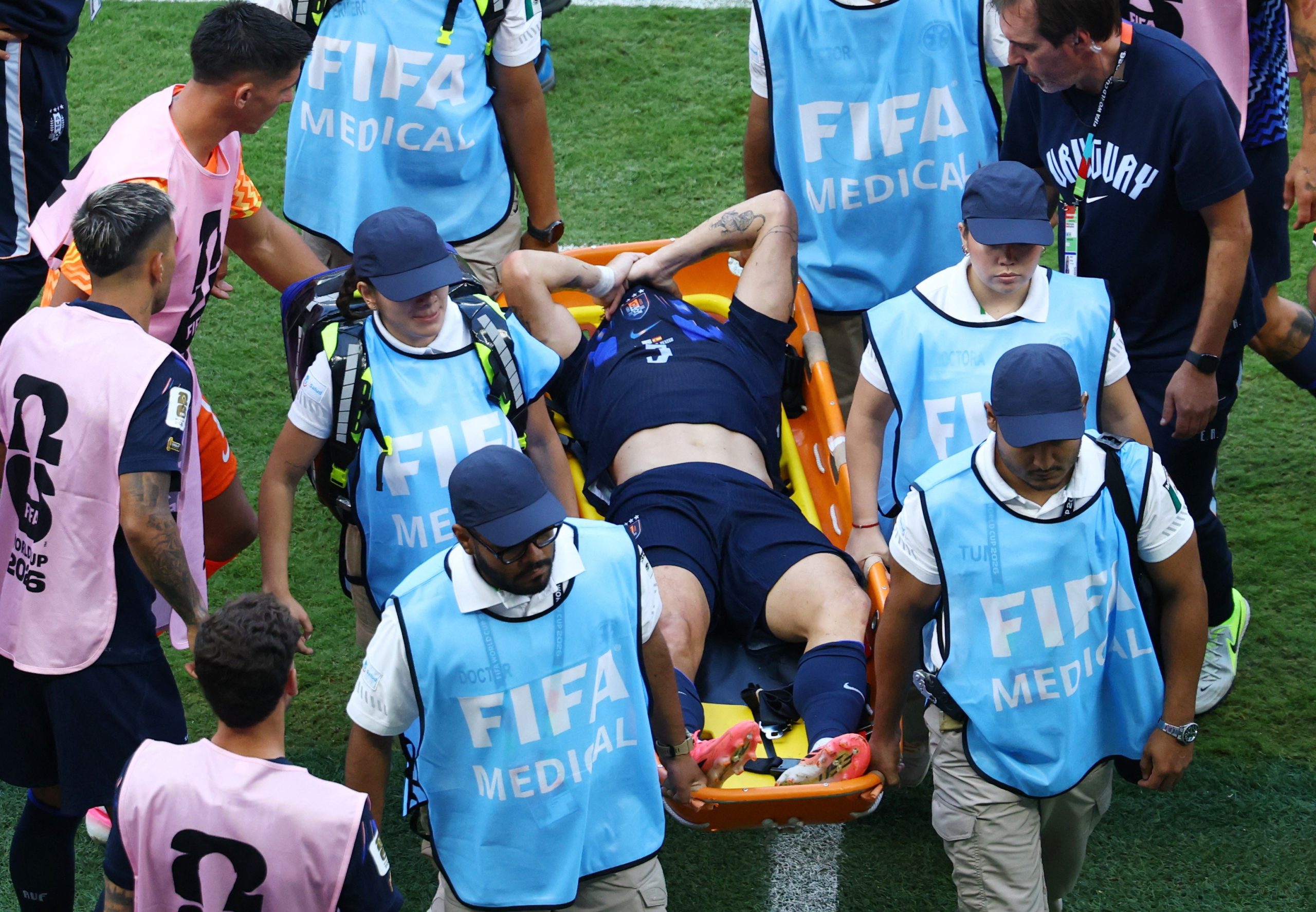 Ugarte deixa jogo do Uruguai contra a Espanha na maca