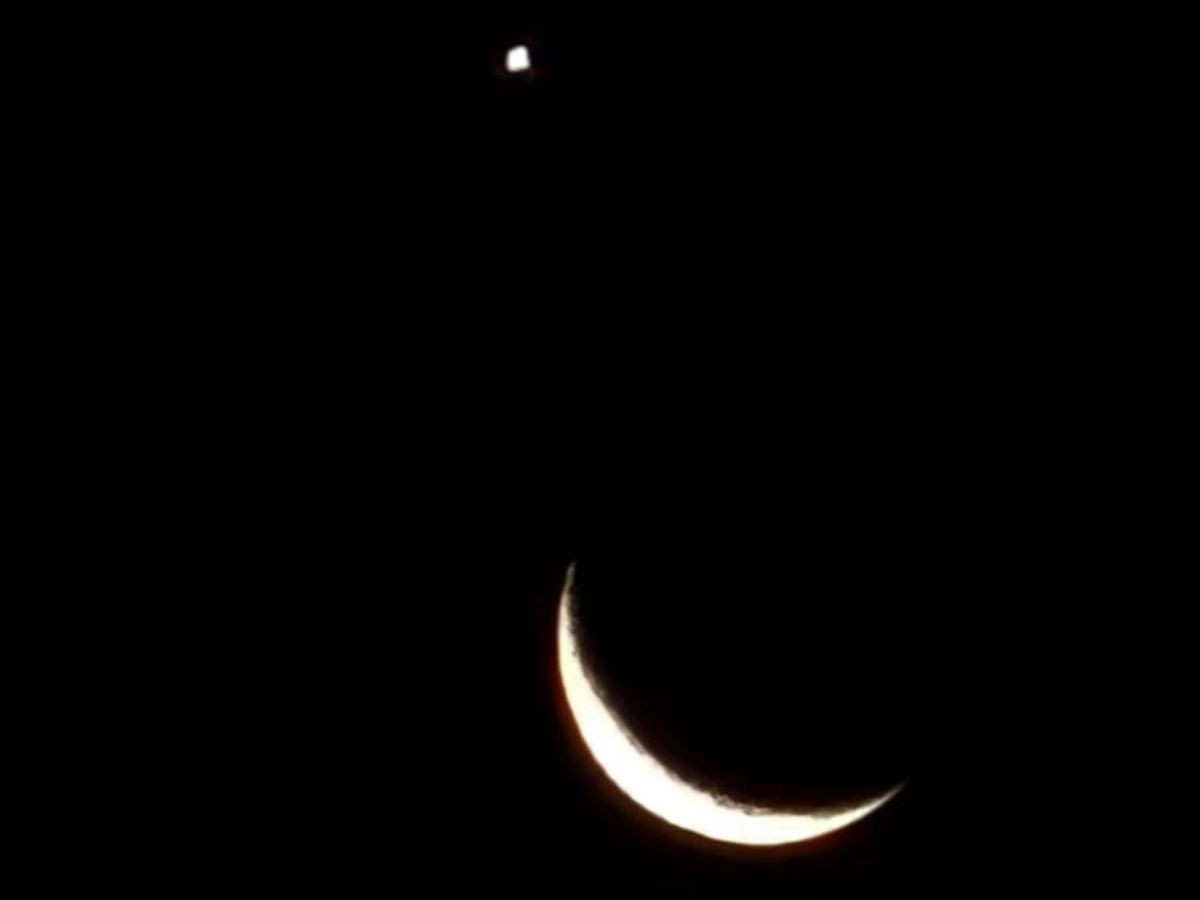 Lua fina próxima a Vênus no céu de Itanhaém
