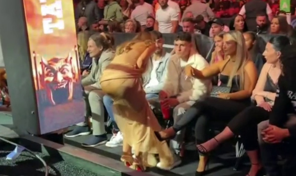 Phil Foden, Rebecca Cooke e Lily Phillips durante evento de boxe em Manchester