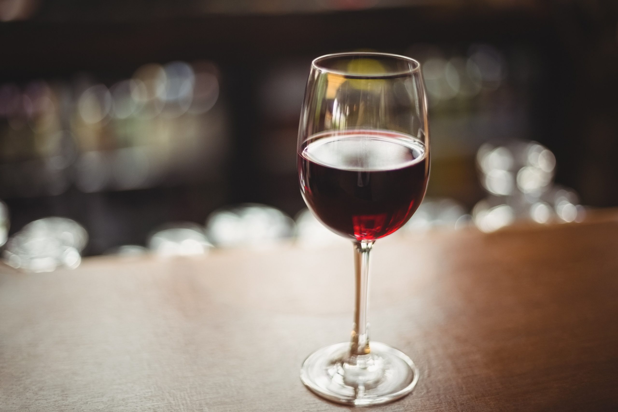 Taça de vinho tinto sobre uma mesa