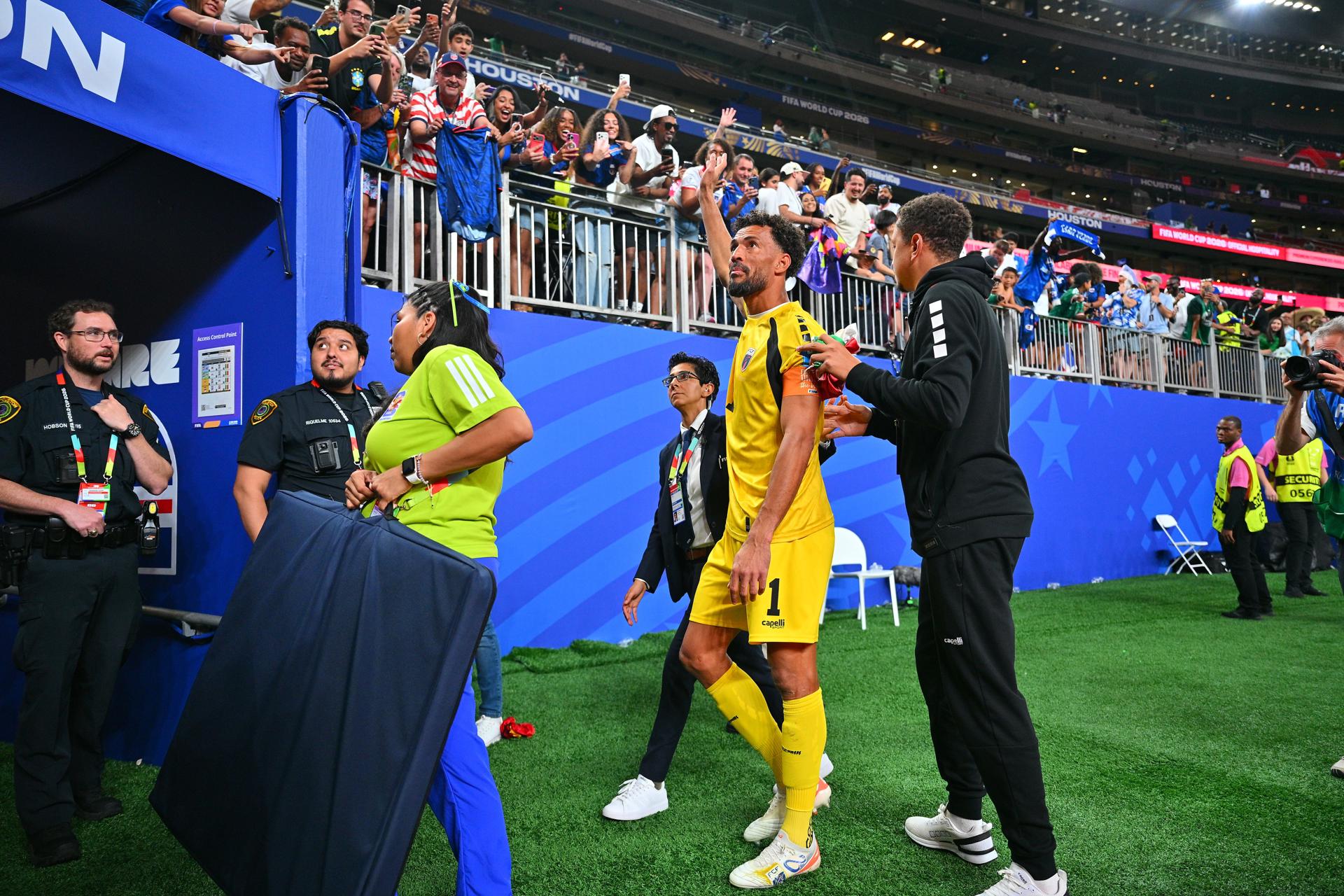 Vozinha, goleiro de Cabo Verde, no NRG Stadium em Houston