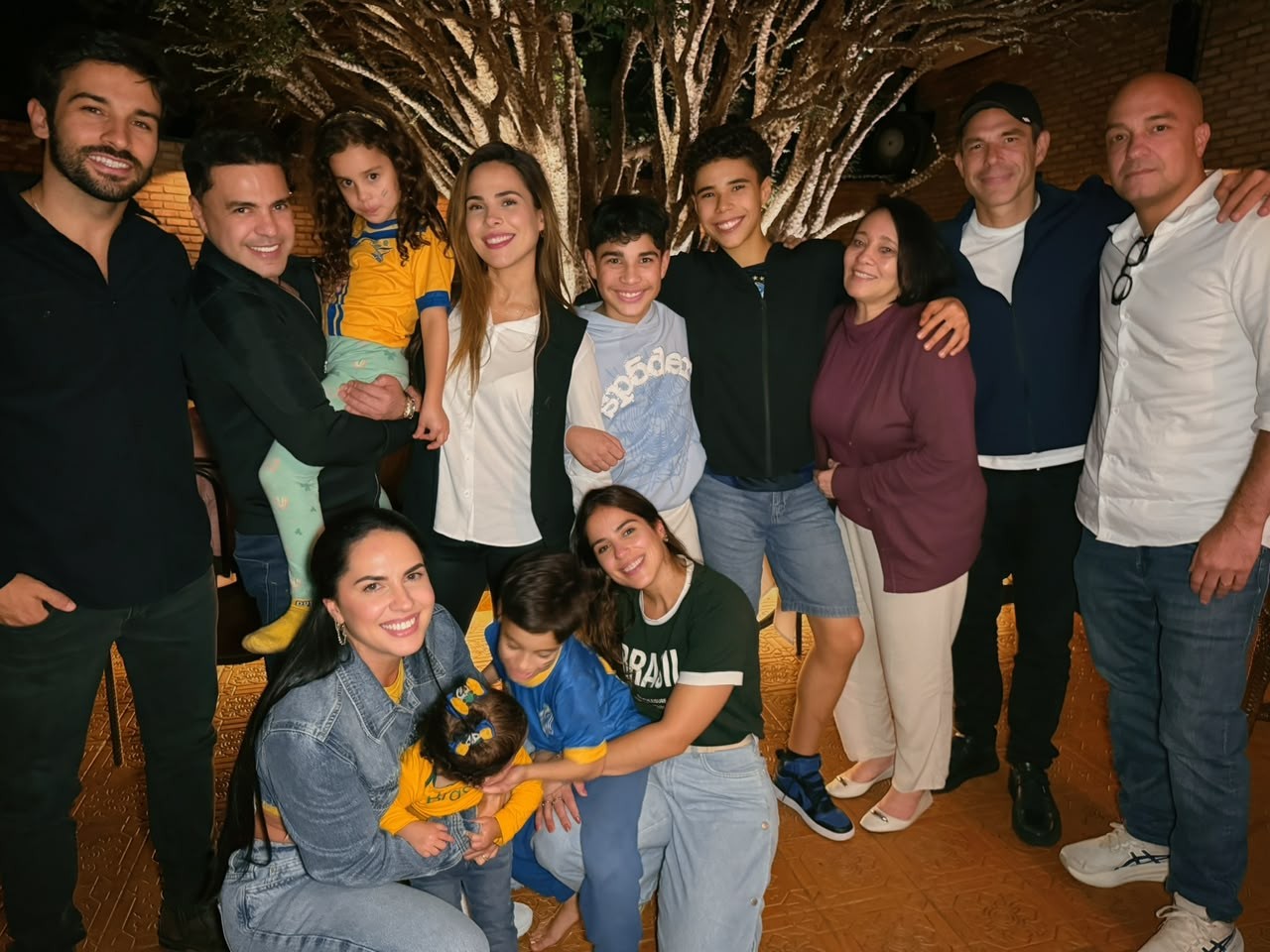 Marcus Buaiz ao lado de integrantes da família Camargo