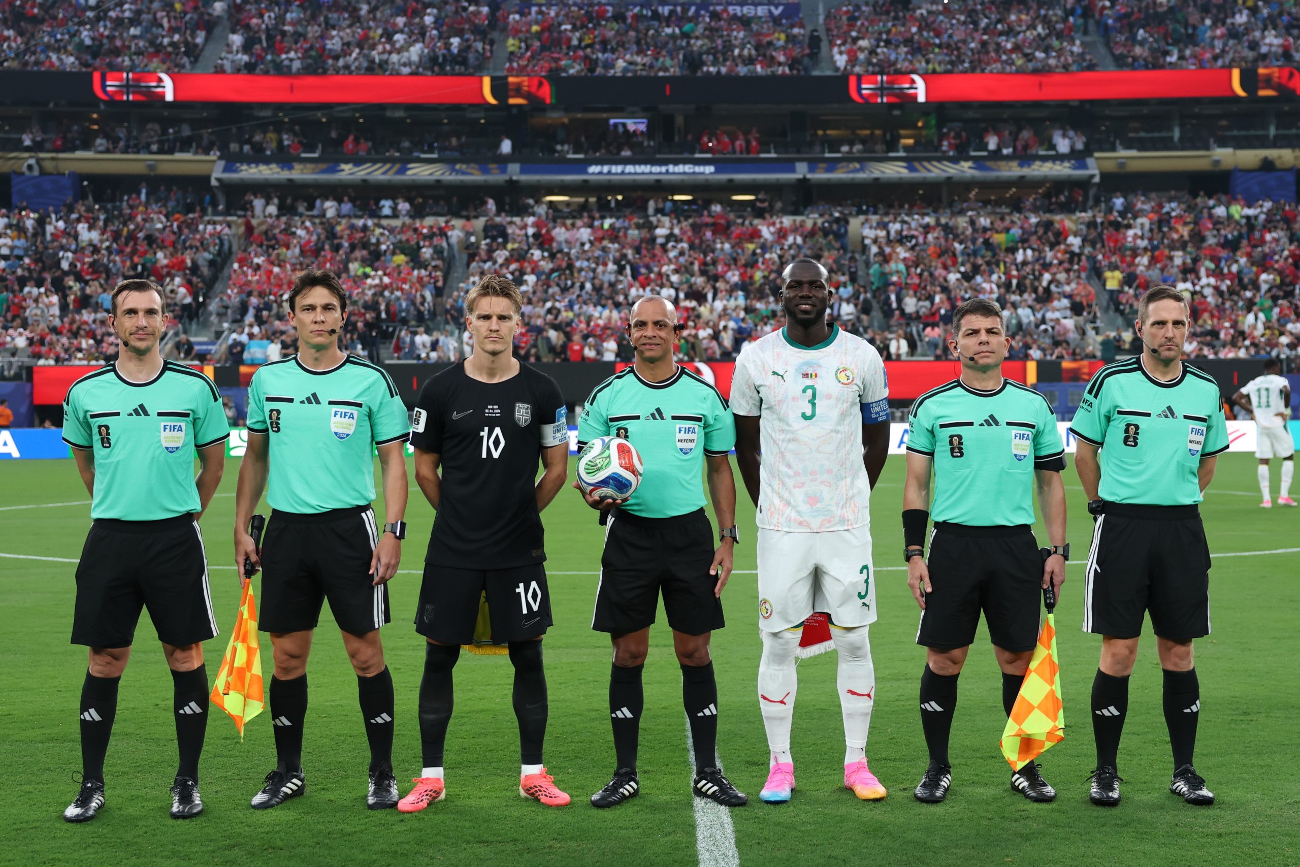 Wilton Pereira Sampaio e equipe de arbitragem em campo
