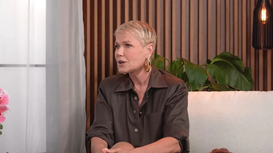 Xuxa durante entrevista em videocast