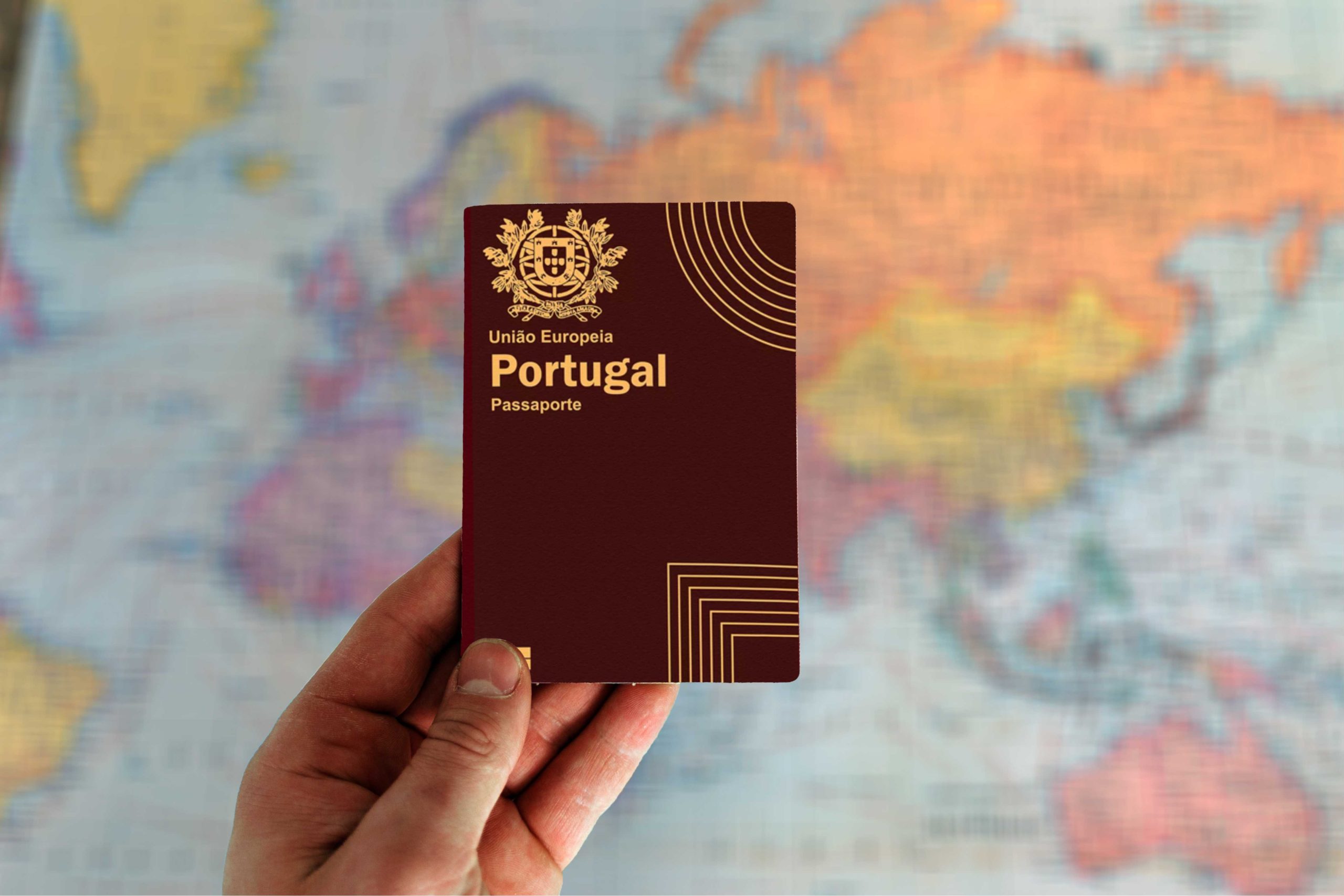 Mão segurando documento de Portugal perto do mapa