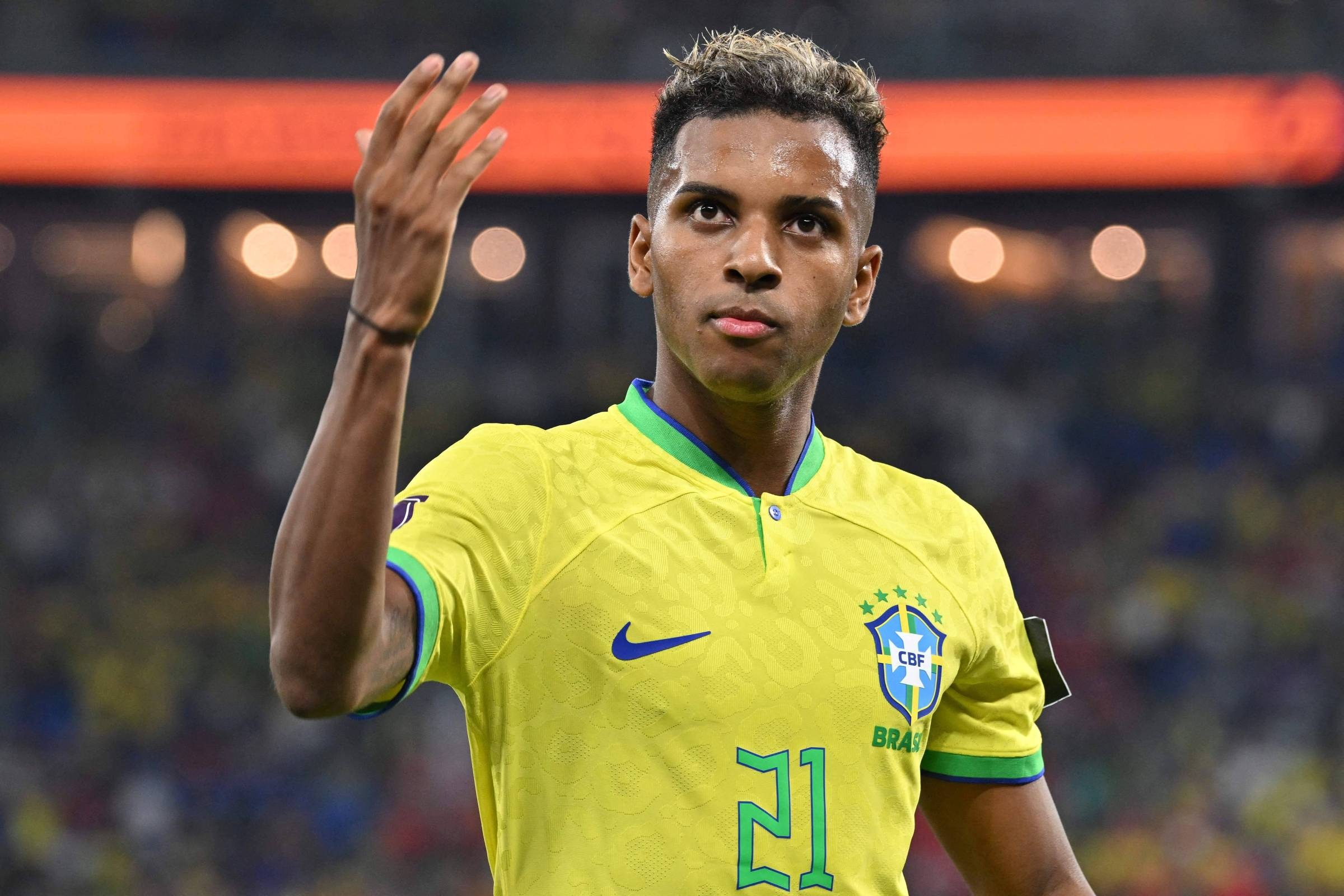 Rodrygo em campo, apontando pra cima, com a camisa da seleção brasileira
