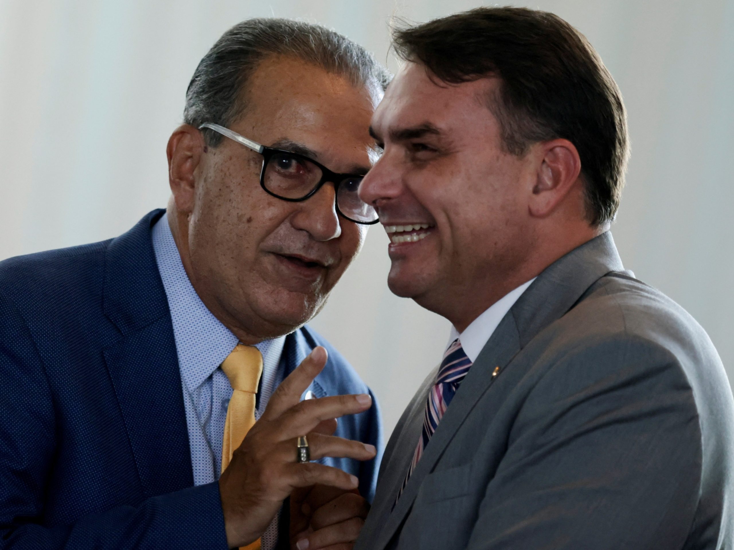 O pastor Silas Malafaia e o senador Flávio Bolsonaro (PL-RJ) conversando e rindo