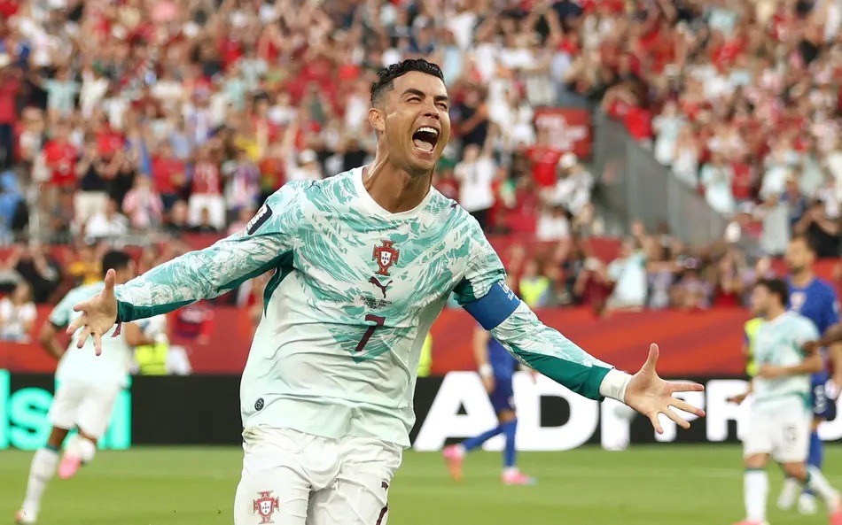 Cristiano Ronaldo correndo e gritando