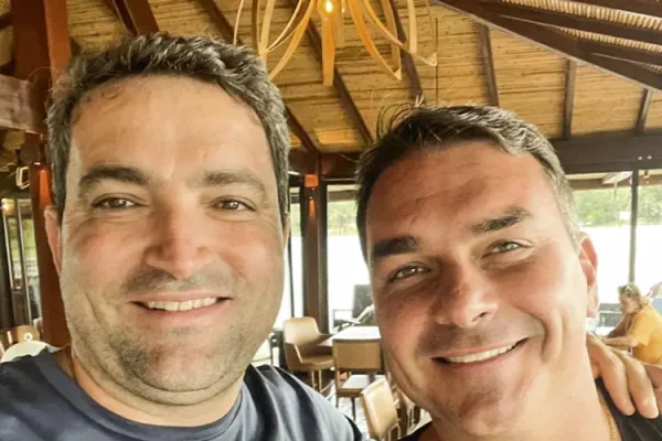 PF acha sala secreta com contador de dinheiro em hangar de amigo de Flávio
