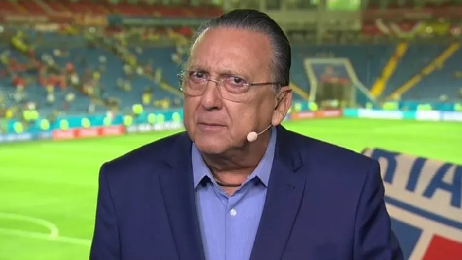 O narrador Galvão Bueno olhando para a câmera e falando