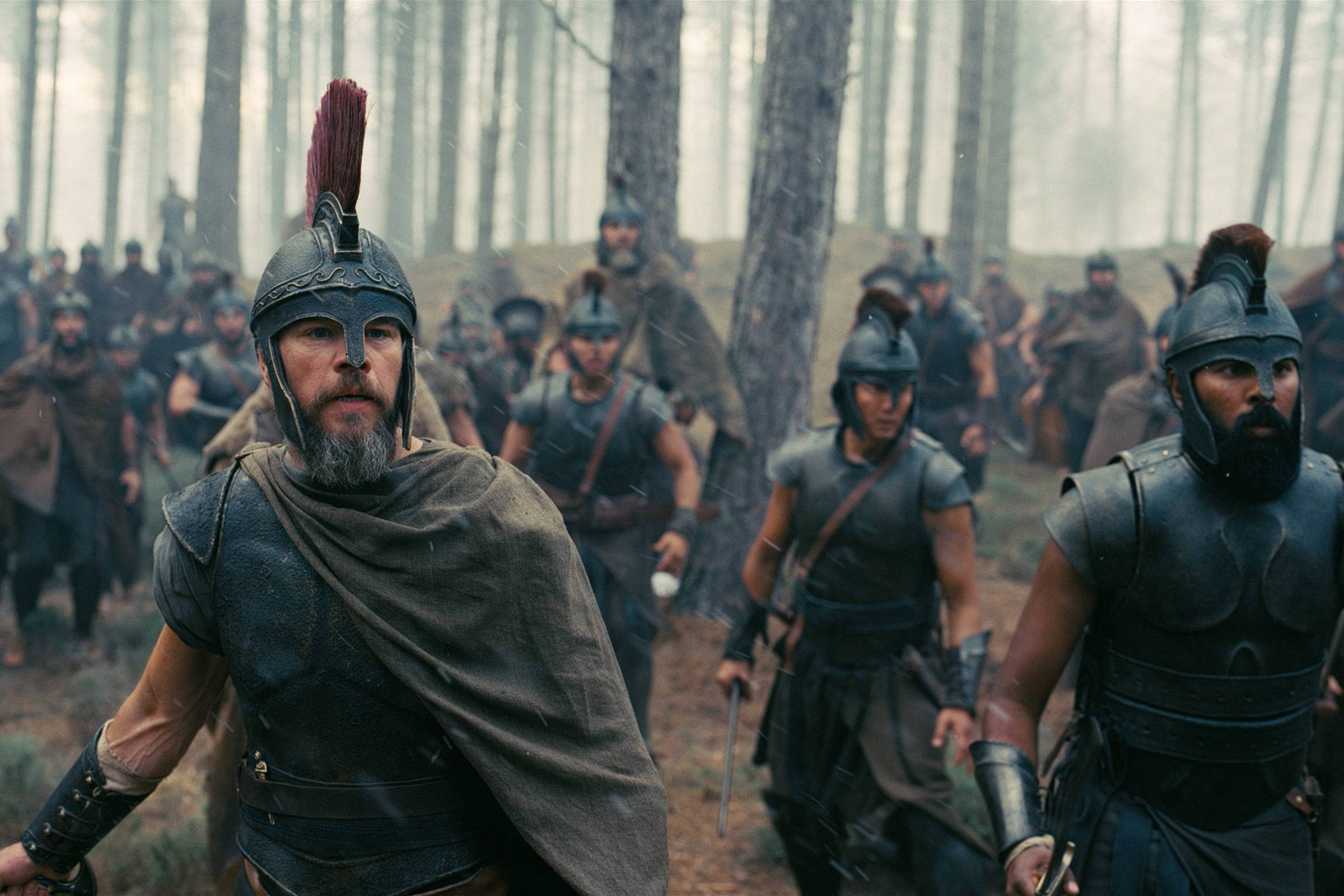 Matt Damon e Himesh Patel em cena de A Odisseia