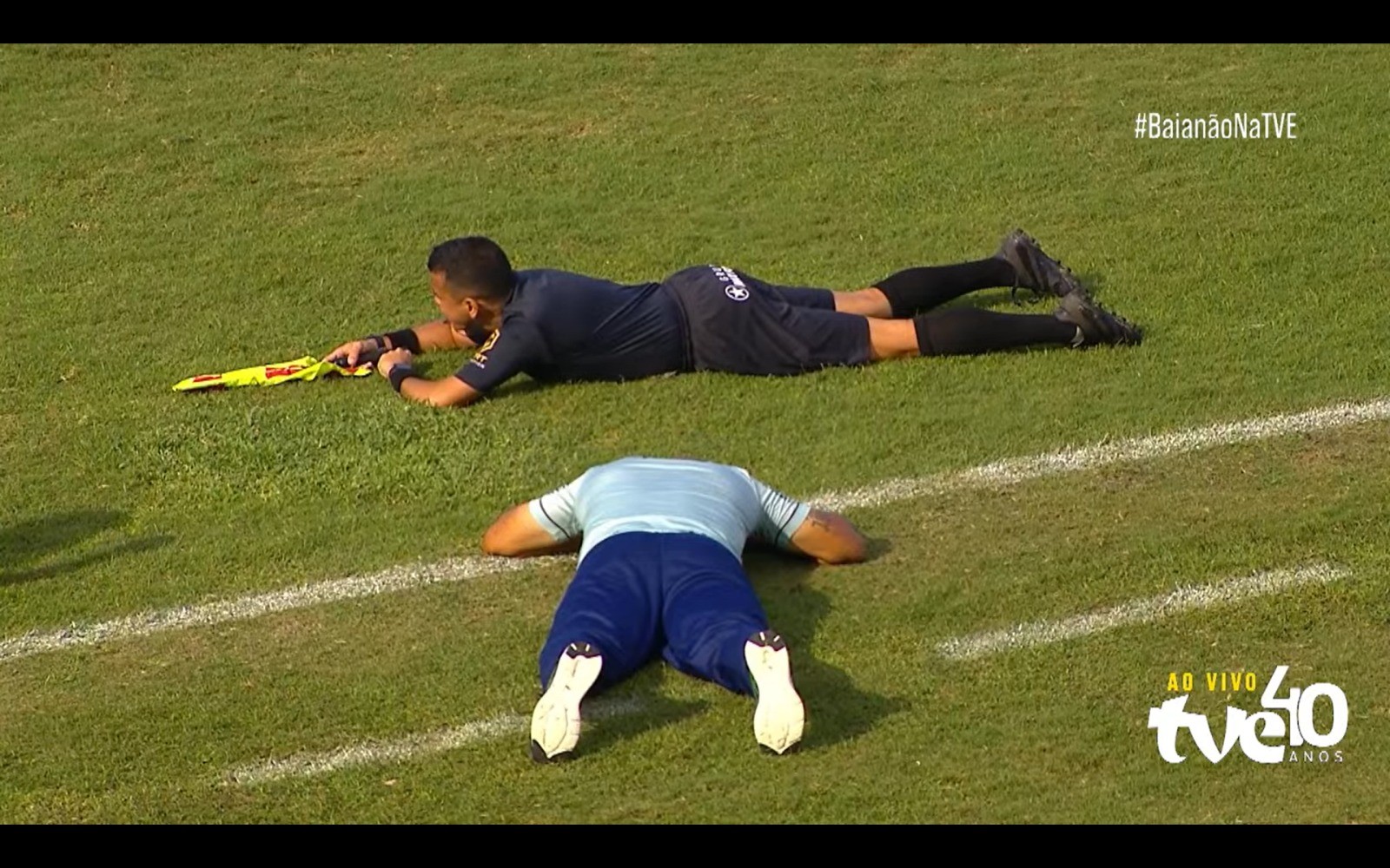 Jogadores deitados no gramado durante Bahia x Fluminense de Feira