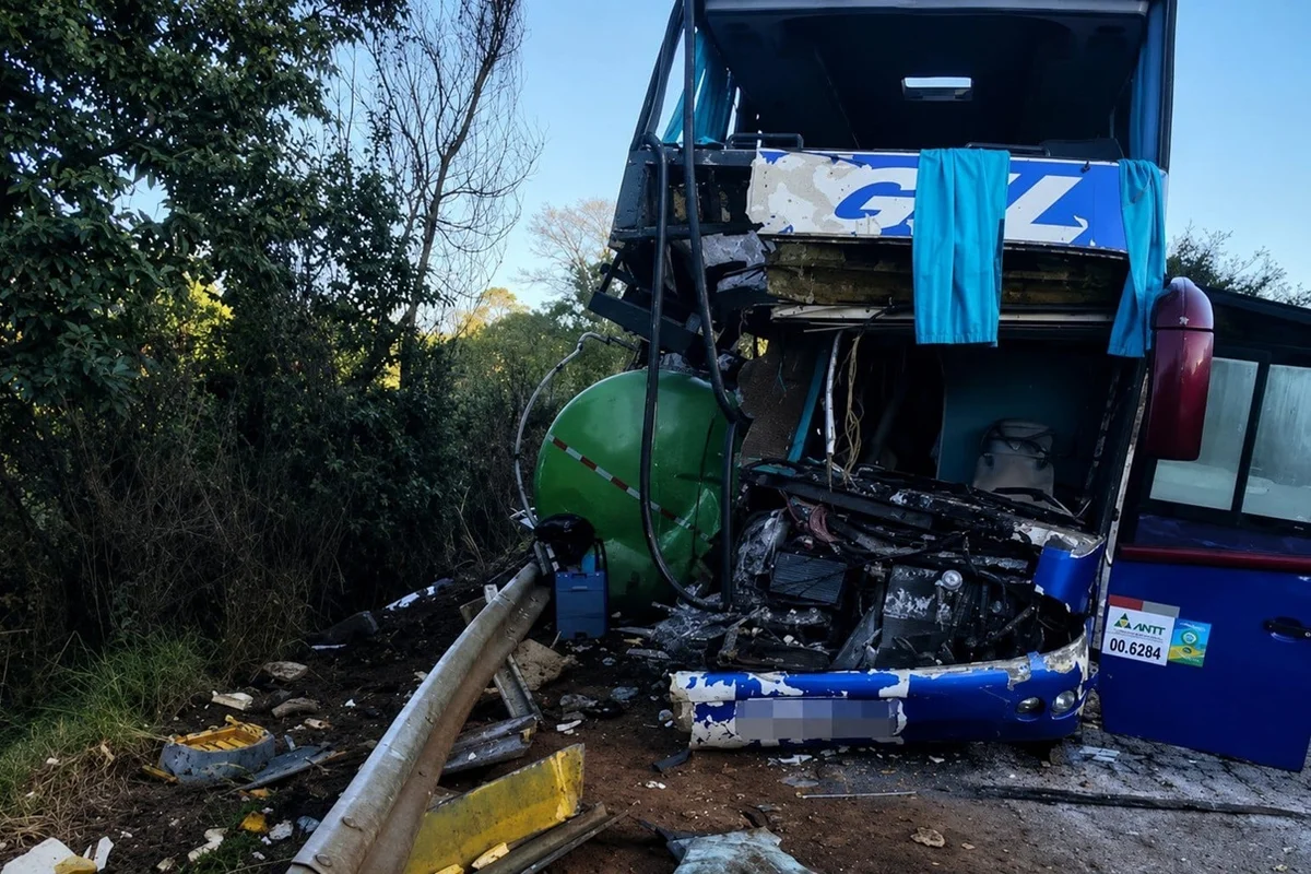 Ônibus de excursão após acidente em rodovia no Sul de Minas