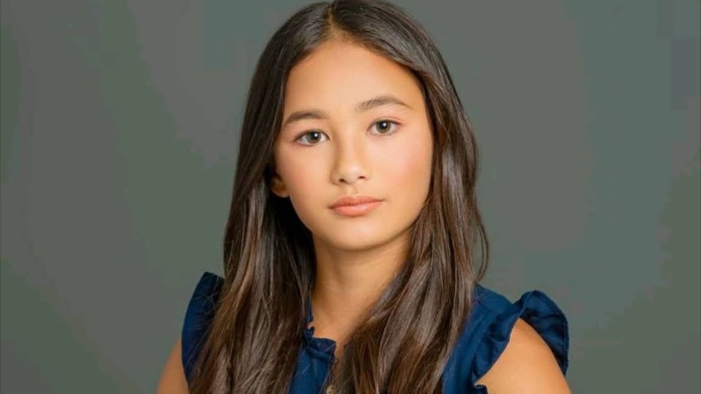 Kaylee Hottle em março de 2024 e em cena de Godzilla vs Kong