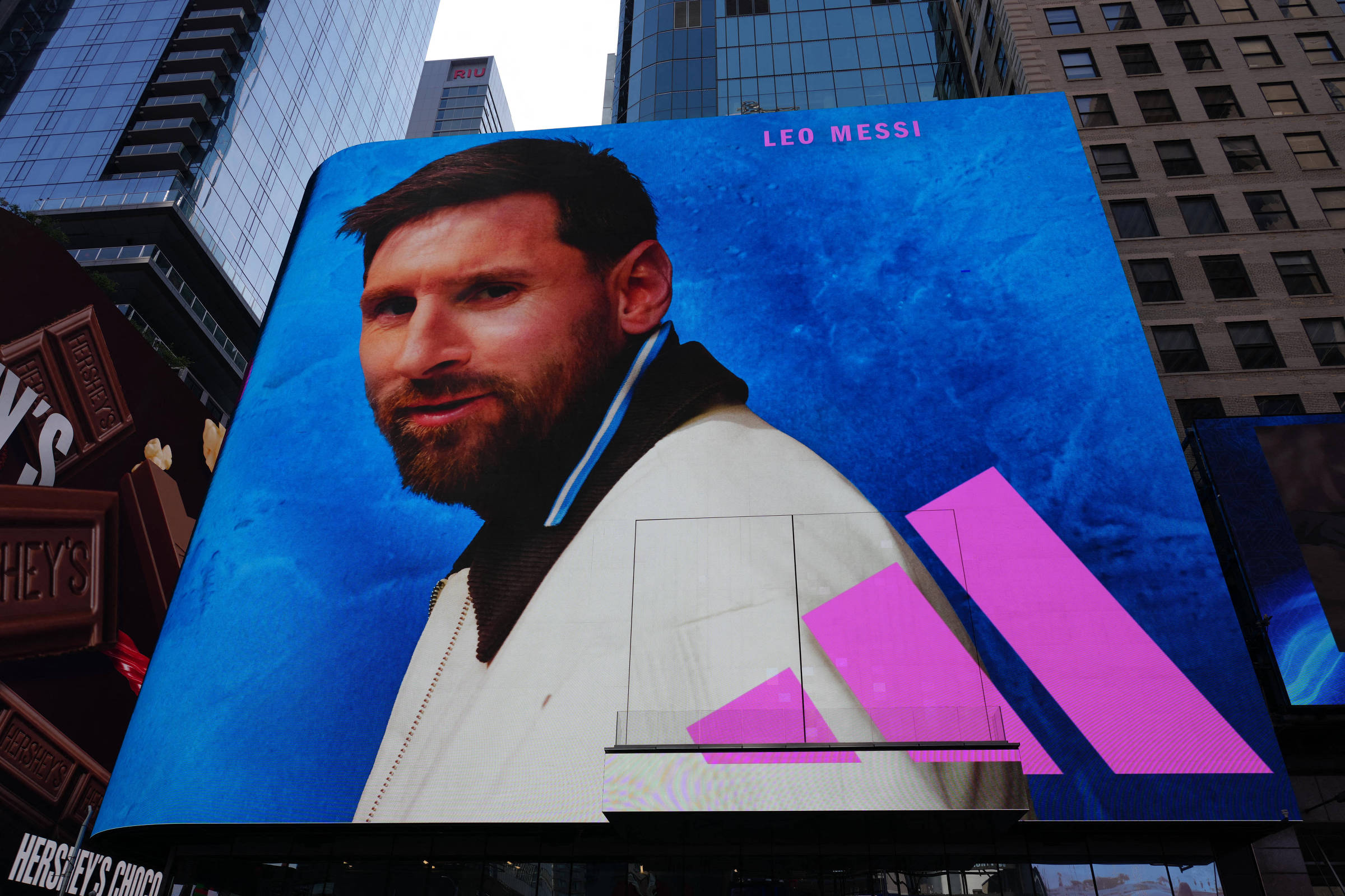 Banner da Adidas com Lionel Messi na região da Times Square, em Nova York